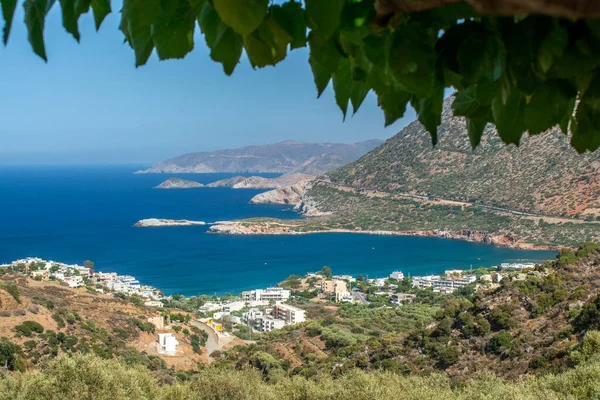 美しい夏の風景山 青い海 緑の木々 ギリシャ — ストック写真