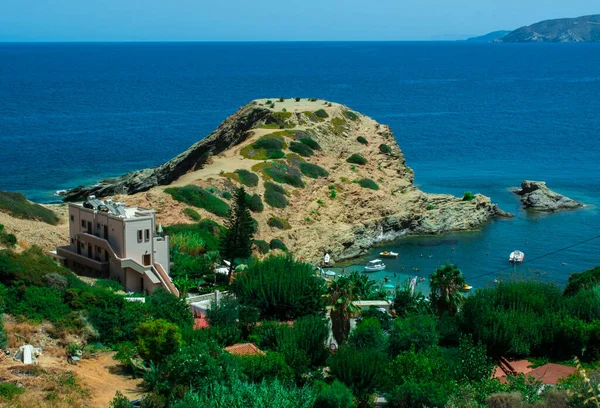 美しい夏の風景山 青い海 緑の木々 ギリシャ 自然美しい日 青い空 — ストック写真