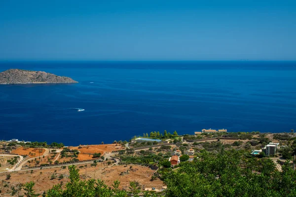 美しい夏の風景山 青い海 緑の木々 ギリシャ — ストック写真