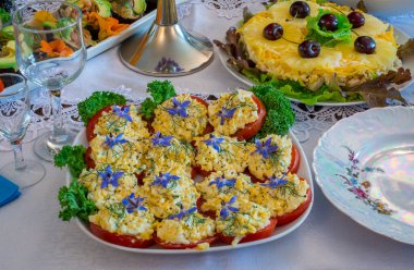 Güzel dekore edilmiş ev yapımı, yenilebilir çiçekli salatalar. 