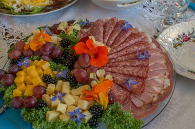 Güzel dekore edilmiş ev yapımı, yenilebilir çiçekli salatalar.  