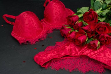 kırmızı seksi iç çamaşırı ve kırmızı gül 18+