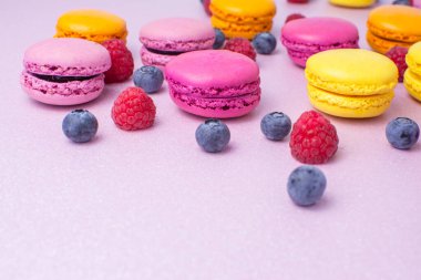 beyaz arka planda kırmızı gül ile yumuşak oyuncak