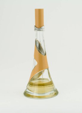 Beyaz arka planda izole edilmiş şişe parfümünün fotoğrafı 