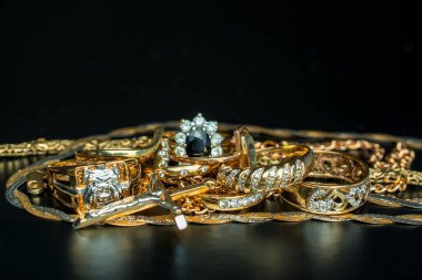 Siyah arkaplanda altın yığını