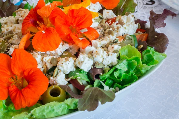 Salades Maison Joliment Décorées Avec Des Fleurs Comestibles — Photo