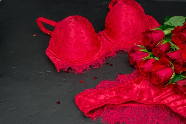 kırmızı seksi iç çamaşırı ve kırmızı gül 18+
