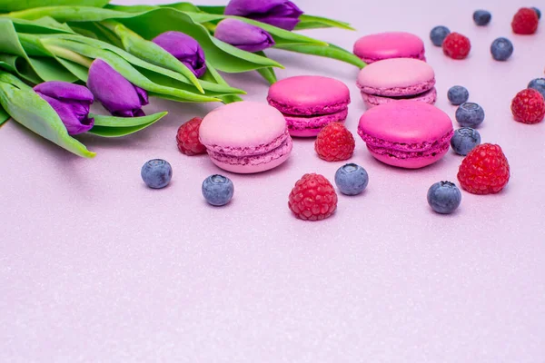 Juguete Suave Con Rosa Roja Sobre Fondo Blanco — Foto de Stock