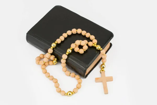 白地に聖書と木のロザリオ — ストック写真