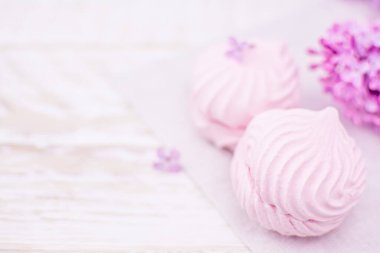 Beyaz arka planda, leylak çiçekli pembe lokum.