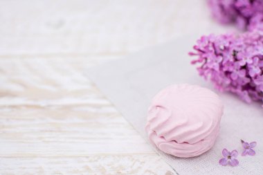 Beyaz arka planda, leylak çiçekli pembe lokum. 