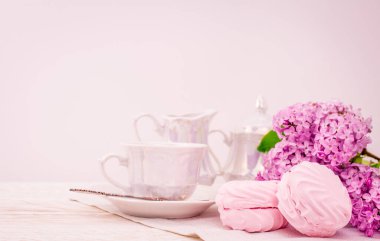 Pembe arka plan ve kapakta leylak çiçekleri