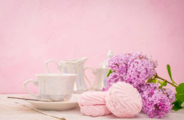 Pembe arka plan ve kapakta leylak çiçekleri