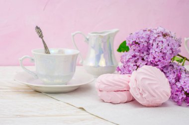 Pembe arka plan ve kapakta leylak çiçekleri