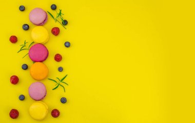 Taze meyveli renkli badem kurabiyeleri.