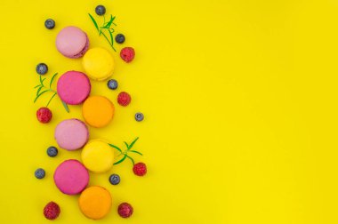 Taze meyveli renkli badem kurabiyeleri.