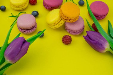 Taze kesilmiş pembe laleli renkli badem kurabiyeleri.