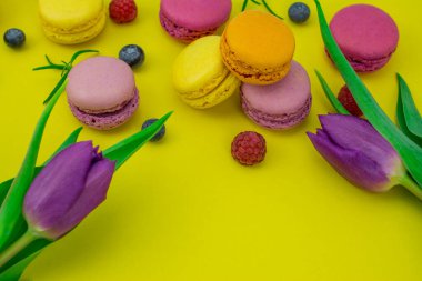 Taze kesilmiş pembe laleli renkli badem kurabiyeleri.