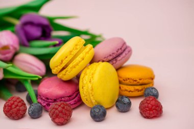 Taze kesilmiş pembe laleli renkli badem kurabiyeleri.