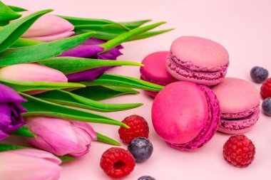 Taze kesilmiş pembe laleli renkli badem kurabiyeleri.