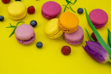 Taze kesilmiş pembe laleli renkli badem kurabiyeleri.