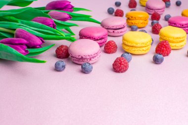 Taze kesilmiş pembe laleli renkli badem kurabiyeleri.