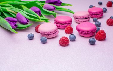 Taze kesilmiş pembe laleli renkli badem kurabiyeleri.