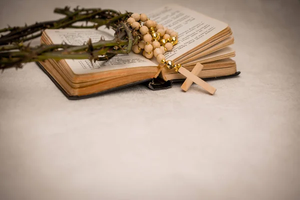 Biblia Fondo Rosario Madera — Foto de Stock