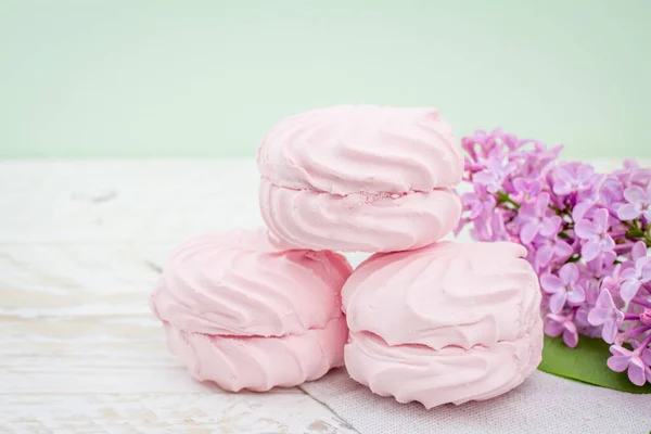 Roze Marshmallow Witte Achtergrond Met Lila Bloemen — Stockfoto