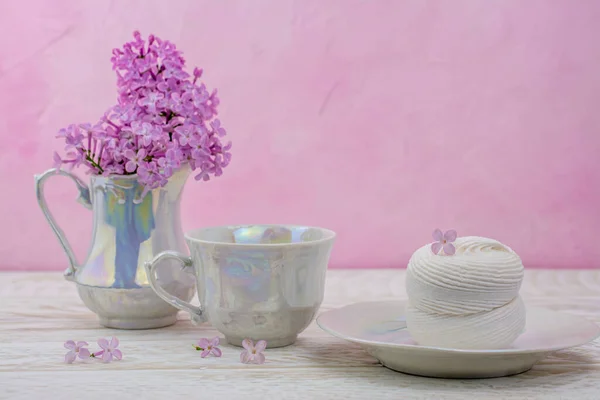 Lila Blumen Auf Rosa Hintergrund Und Kappe — Stockfoto