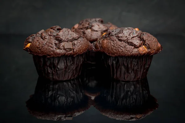 Schokoladenmuffins Auf Schwarzem Hintergrund — Stockfoto