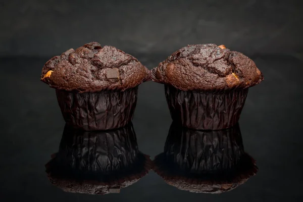 Schokoladenmuffins Auf Schwarzem Hintergrund — Stockfoto