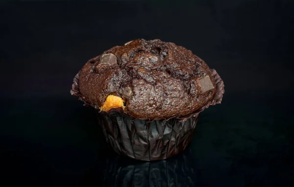 Muffin Cioccolato Appena Sfornato Sfondo Scuro — Foto Stock