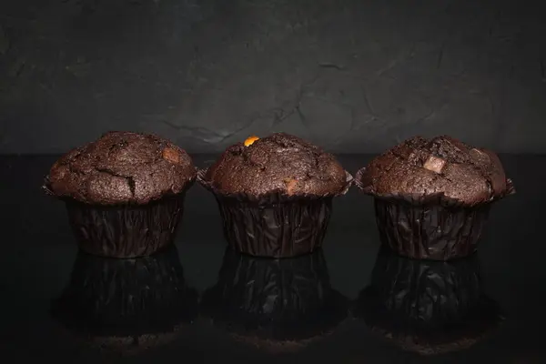 Frisch Gebackener Schokoladenmuffin Auf Dunklem Hintergrund — Stockfoto