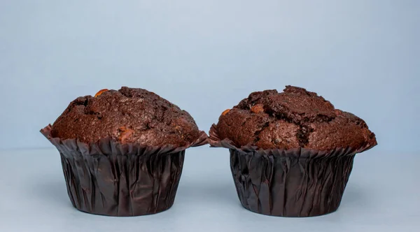Frisch Gebackener Schokoladenmuffin Auf Dunklem Hintergrund — Stockfoto