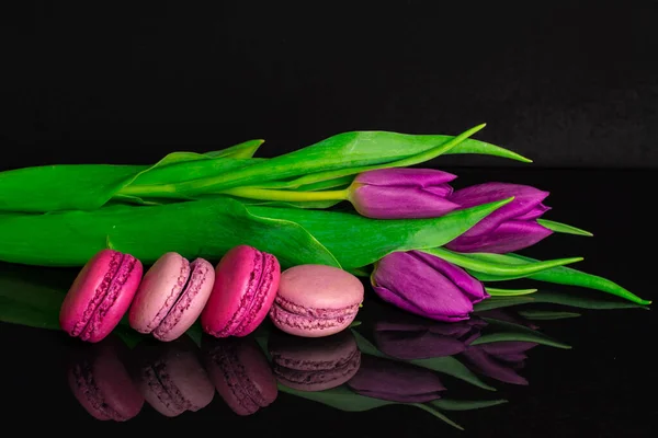 Macarrones Coloridos Con Tulipanes Rosados Recién Cortados — Foto de Stock