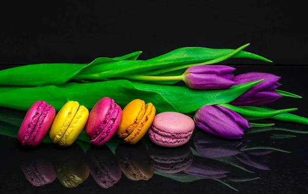 Macarrones Coloridos Con Tulipanes Rosados Recién Cortados — Foto de Stock