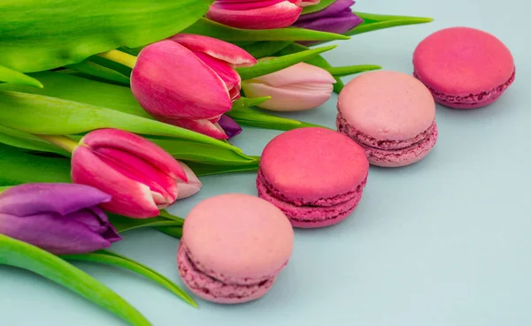 Colorful Macaroons Fresh Cut Pink Tulips — Stock Photo, Image