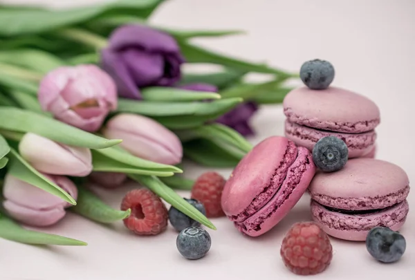 Colorful Macaroons Fresh Cut Pink Tulips — Stock Photo, Image