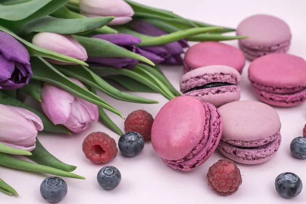 Macarons Colorés Avec Des Tulipes Roses Fraîches Coupées — Photo