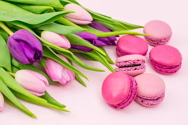 Colorful Macaroons Fresh Cut Pink Tulips — Stock Photo, Image