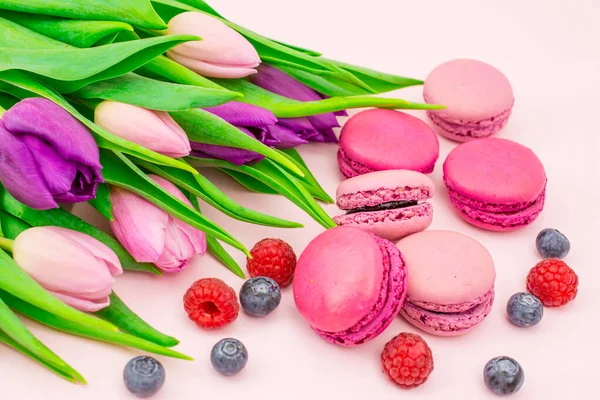 Colorful Macaroons Fresh Cut Pink Tulips — Stock Photo, Image