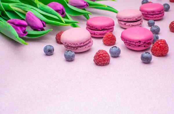 Macarrones Coloridos Con Tulipanes Rosados Recién Cortados — Foto de Stock