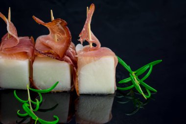 Kavun jambona sarılmış siyah arka plan