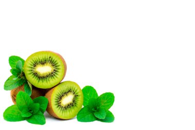 Beyaz arka planda taze meyve kivisi