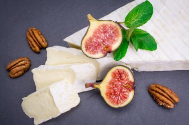 Siyah arkaplanda meyveli taze peynir