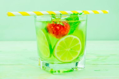 Taze naneli taze limon ve limon.