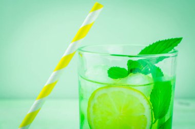 Yeşil arka planda taze limon suyu.