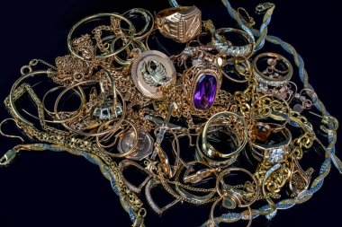 Siyah arkaplanda altın yığını