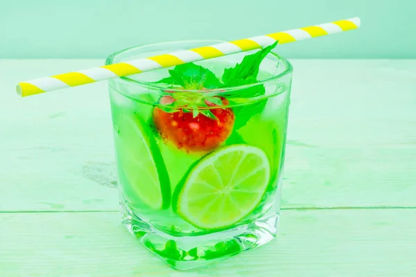 Limón Fresco Lima Con Bebida Fresca Menta — Foto de Stock
